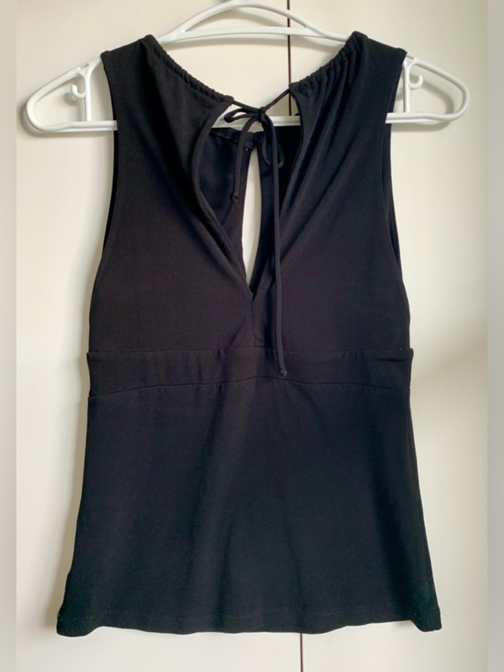 le chateau Vintage Black Sleeveless Keyhole Tank Top - Picture 2 of 3